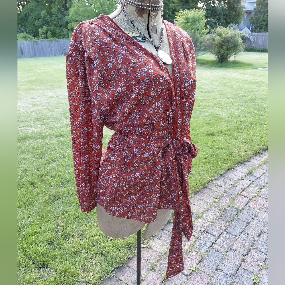 Max Studio flowy red geometric tiny print wrap sash shirt V neckline Womens M - Picture 6 of 11